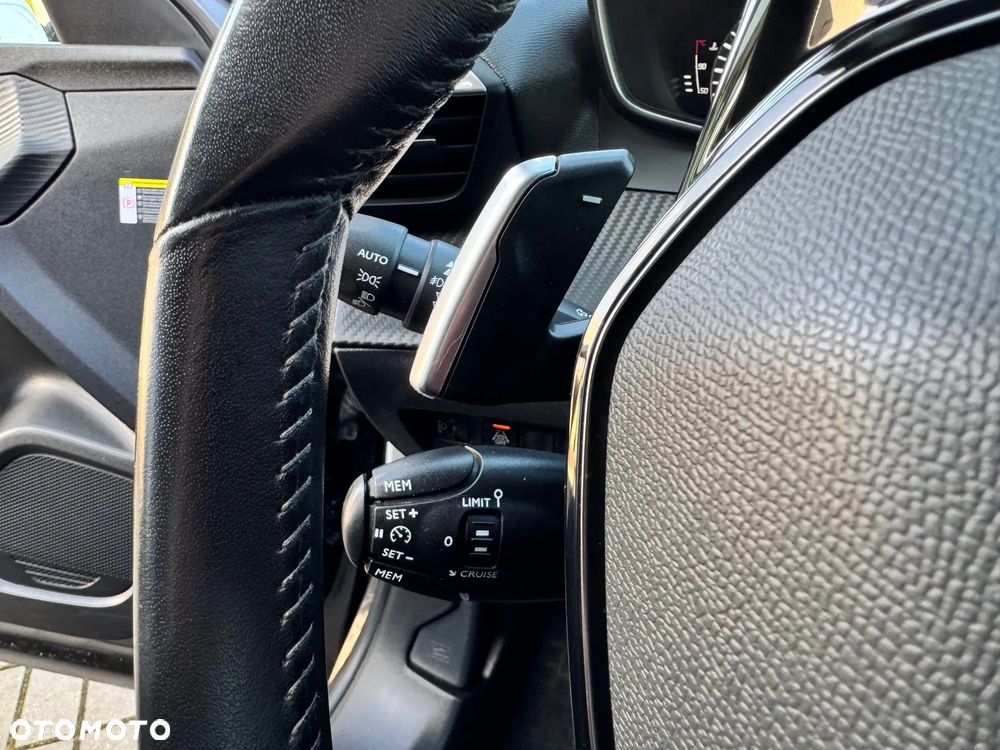 Peugeot 2008 PureTech 130 EAT8 Allure - 16