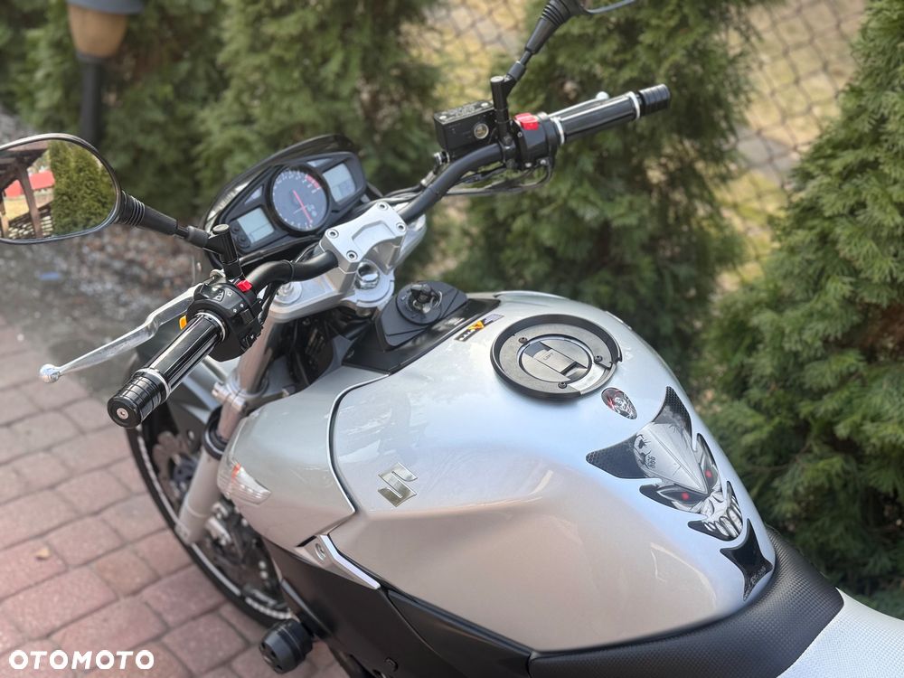 Suzuki GSR - 8