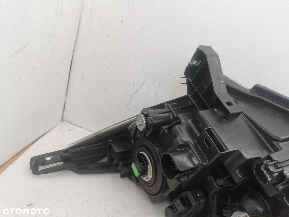 Lampa przednia prawa Nissan Qashqai J11 - 15