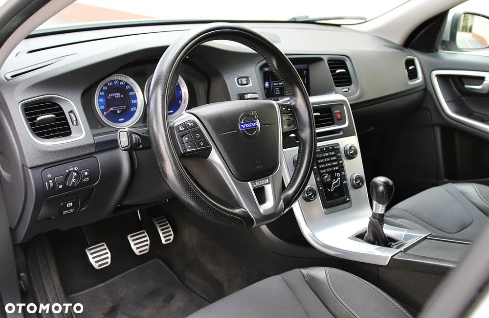 Volvo V60 2.0T R-Design - 21