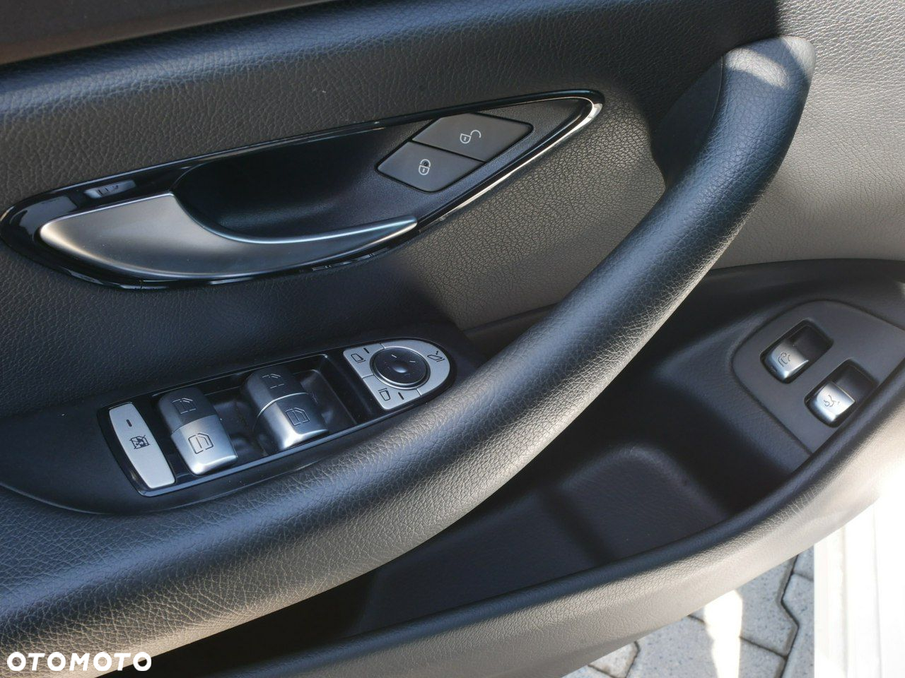 Mercedes-Benz Klasa E 220 d 9G-TRONIC - 22
