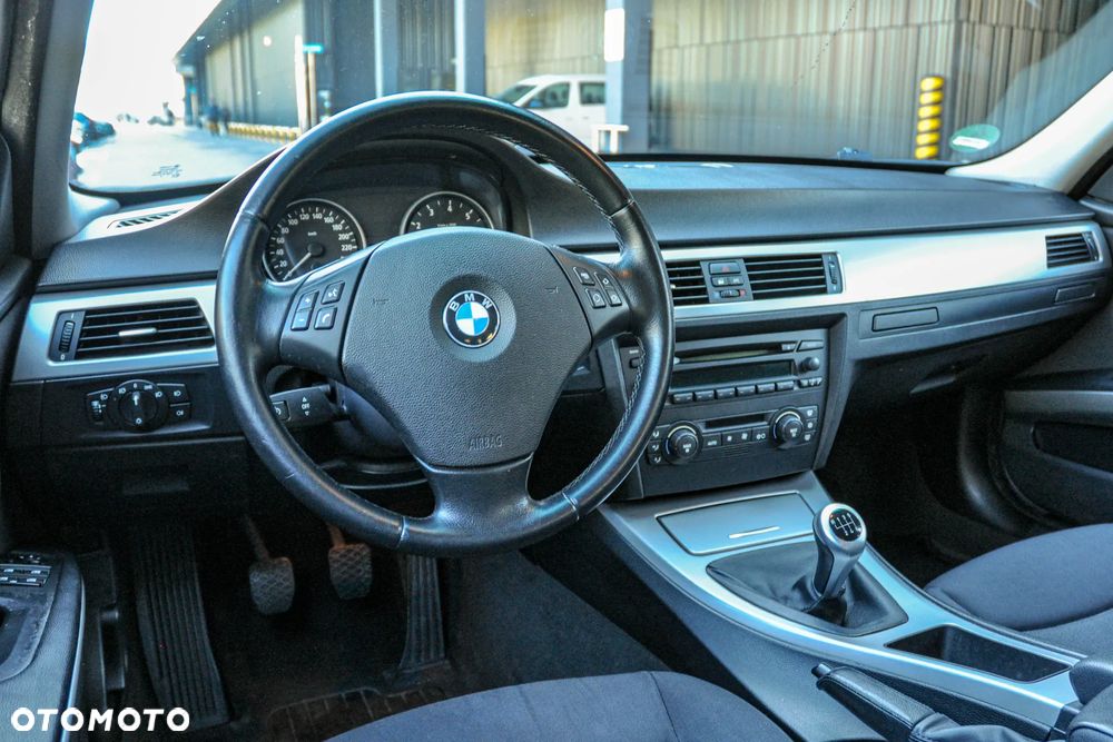 BMW Seria 3 325i Touring - 9