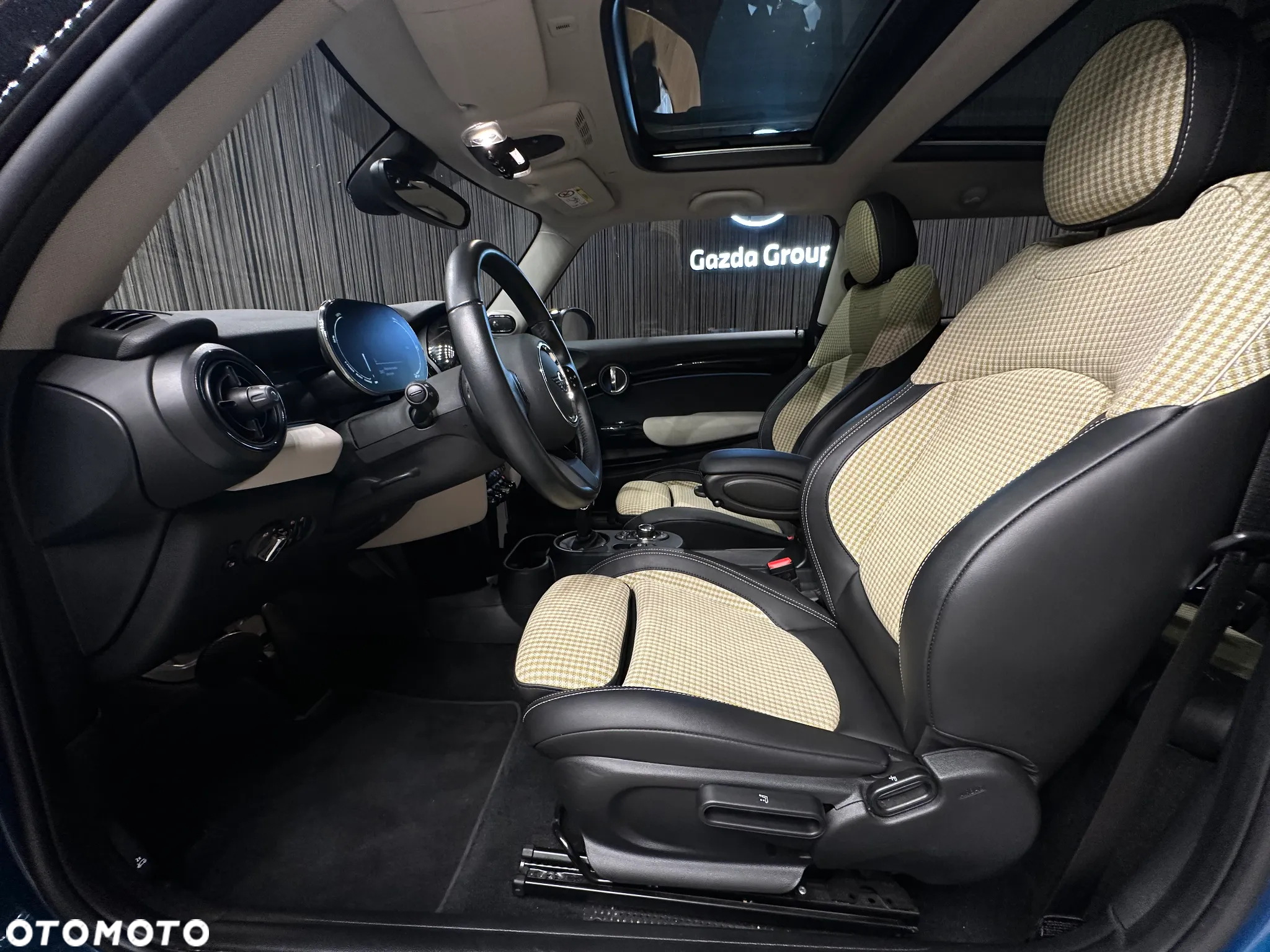 MINI Cooper SE Classic Trim - 13