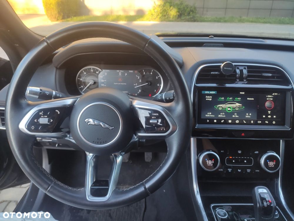 Jaguar XE P250 S - 15