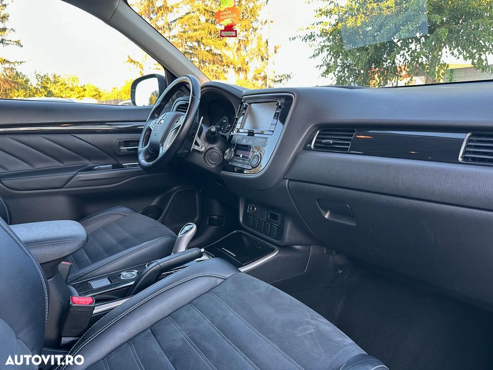 Mitsubishi Outlander 2.0 4WD Plug-In Hybrid Top - 7
