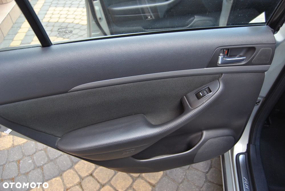 Toyota Avensis 1.8 VVT-i Sol - 25