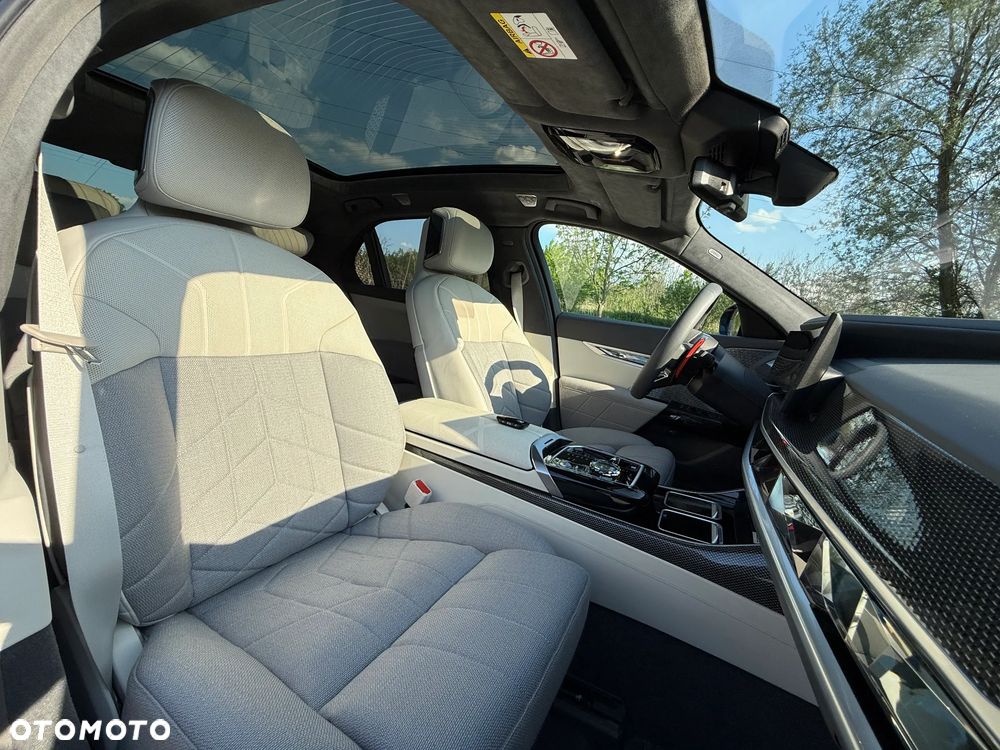 BMW Seria 7 M760e PHEV xDrive sport - 28