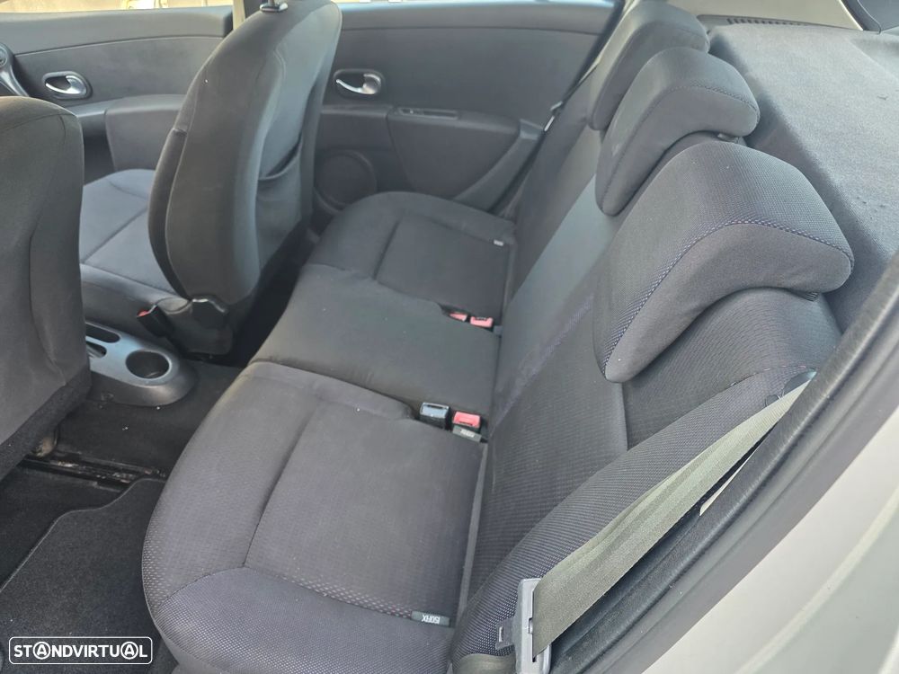 Renault Clio 1.2 16V Confort - 29