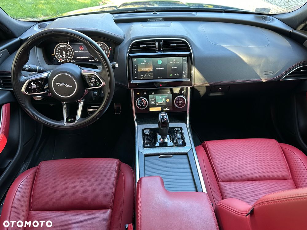 Jaguar XE 2.0 P300 AWD R-Dynamic HSE - 13