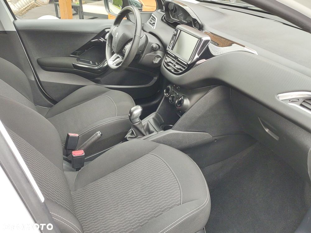 Peugeot 208 - 21