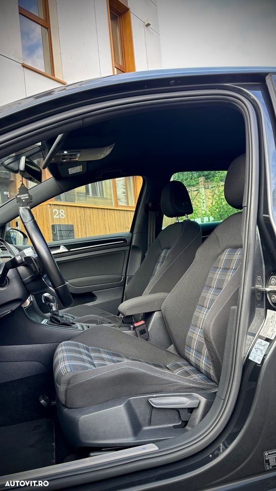 Volkswagen Golf - 8