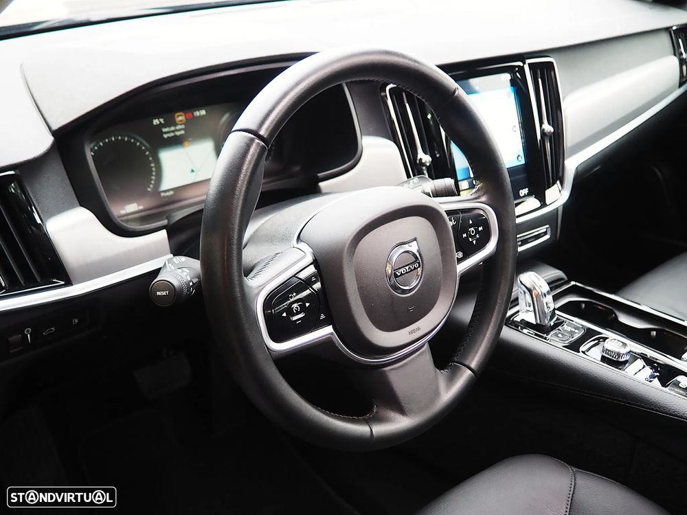 Volvo V90 2.0 T8 Momentum Plus AWD Geartronic - 23