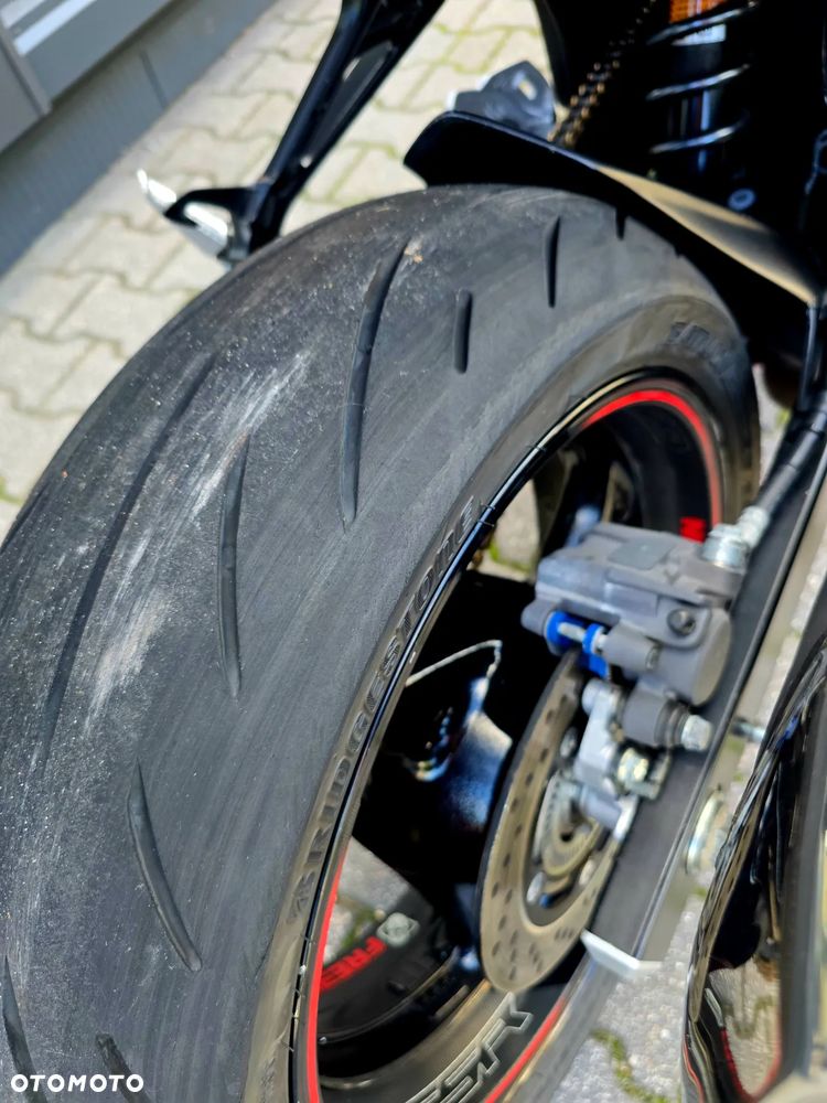 Suzuki GSR - 17