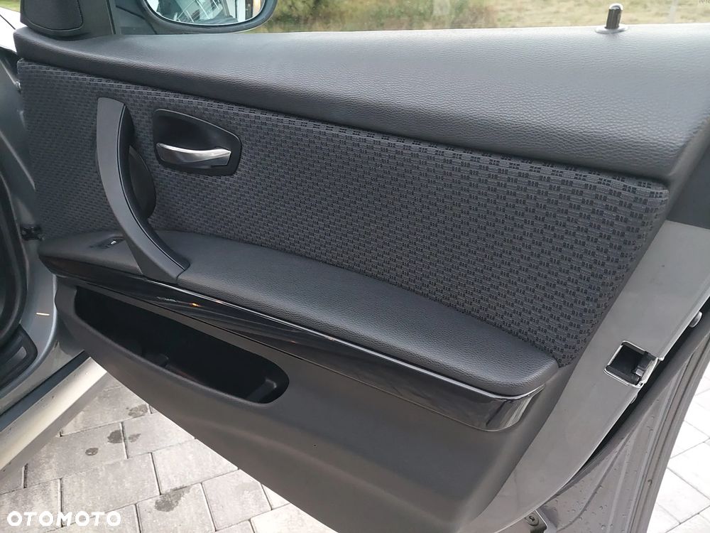 BMW Seria 3 320d xDrive DPF - 26