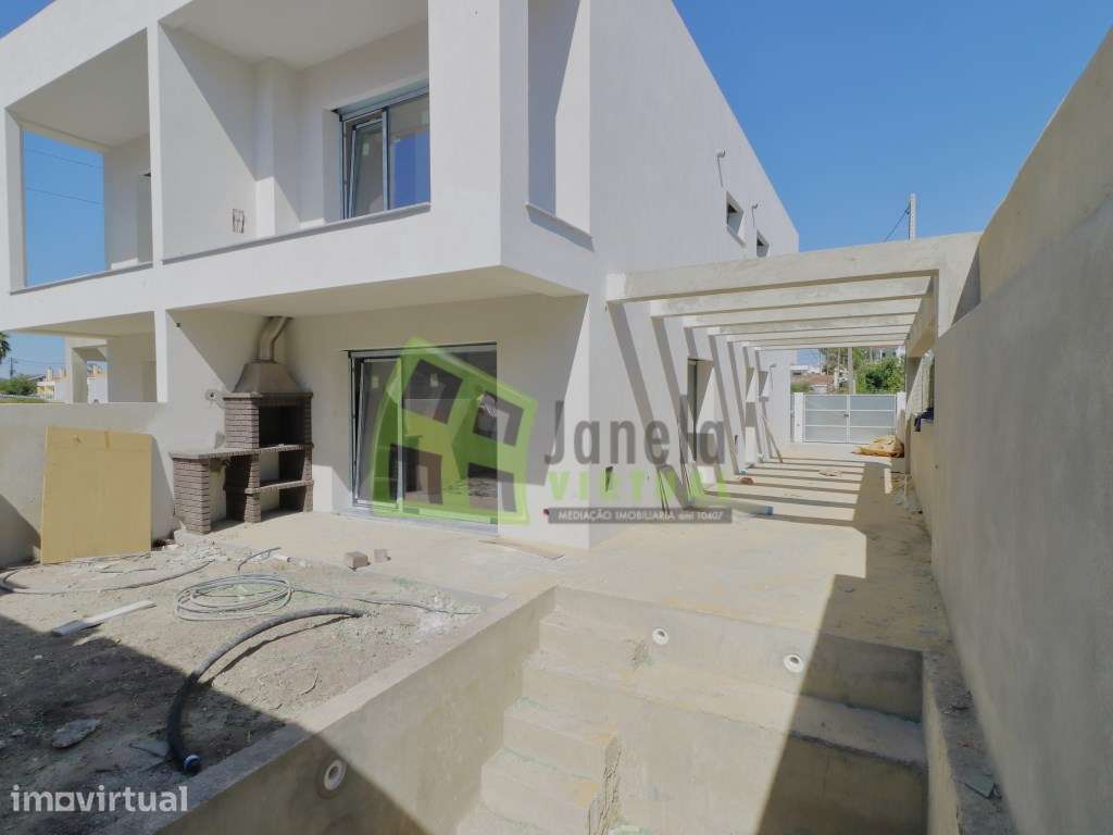 Moradia Geminada T3 Nova com Piscina | Fernão Ferro - Grande imagem: 3/33