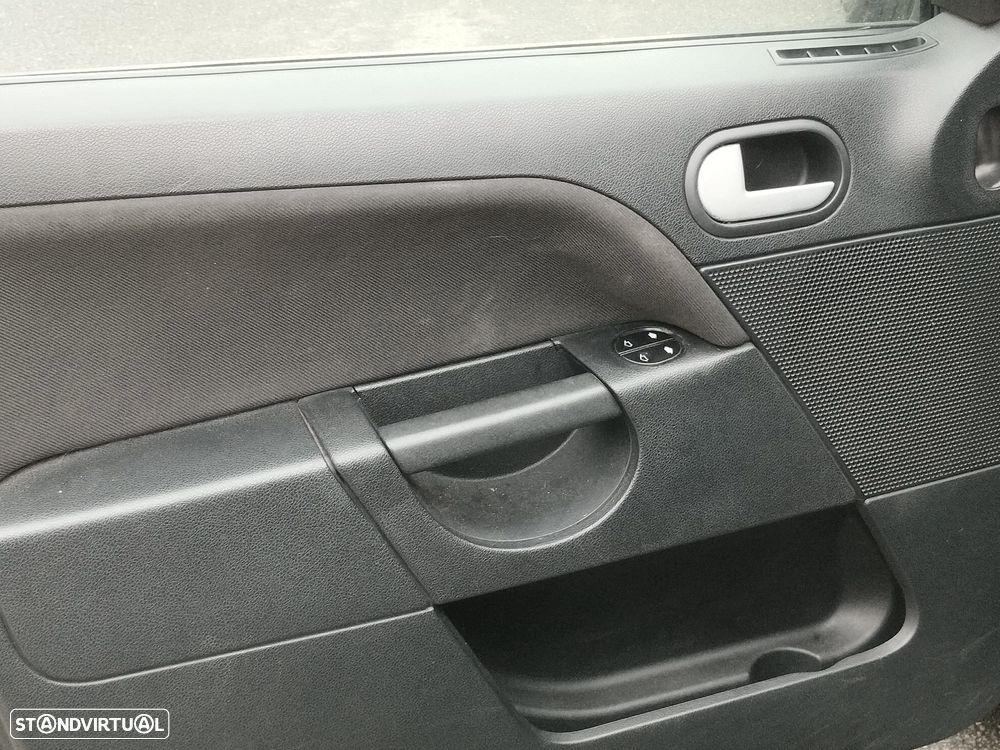 Ford Fiesta 1.25 Ghia - 8