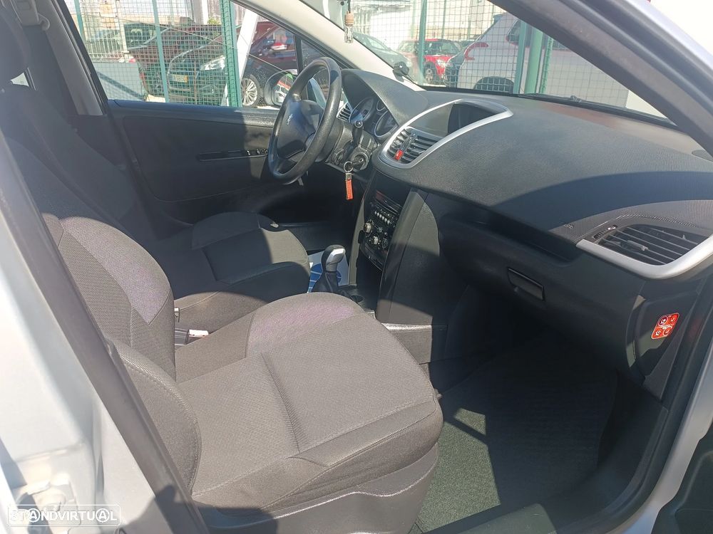 Peugeot 207 1.4 16V Trendy - 26