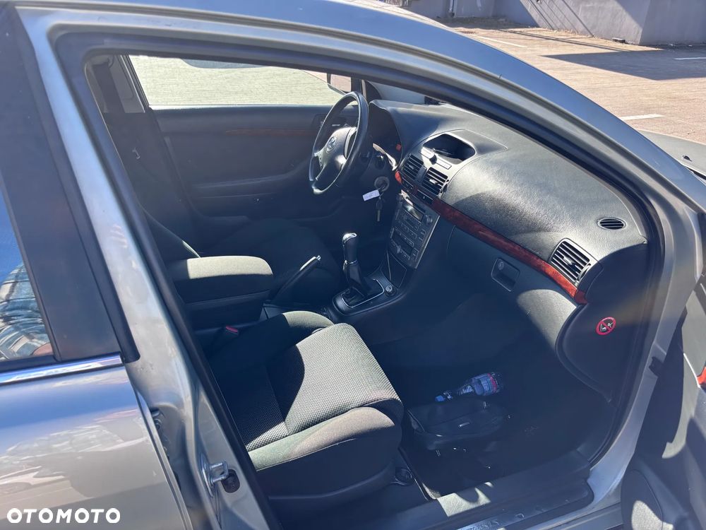 Toyota Avensis 2.0 D-4D High - 12