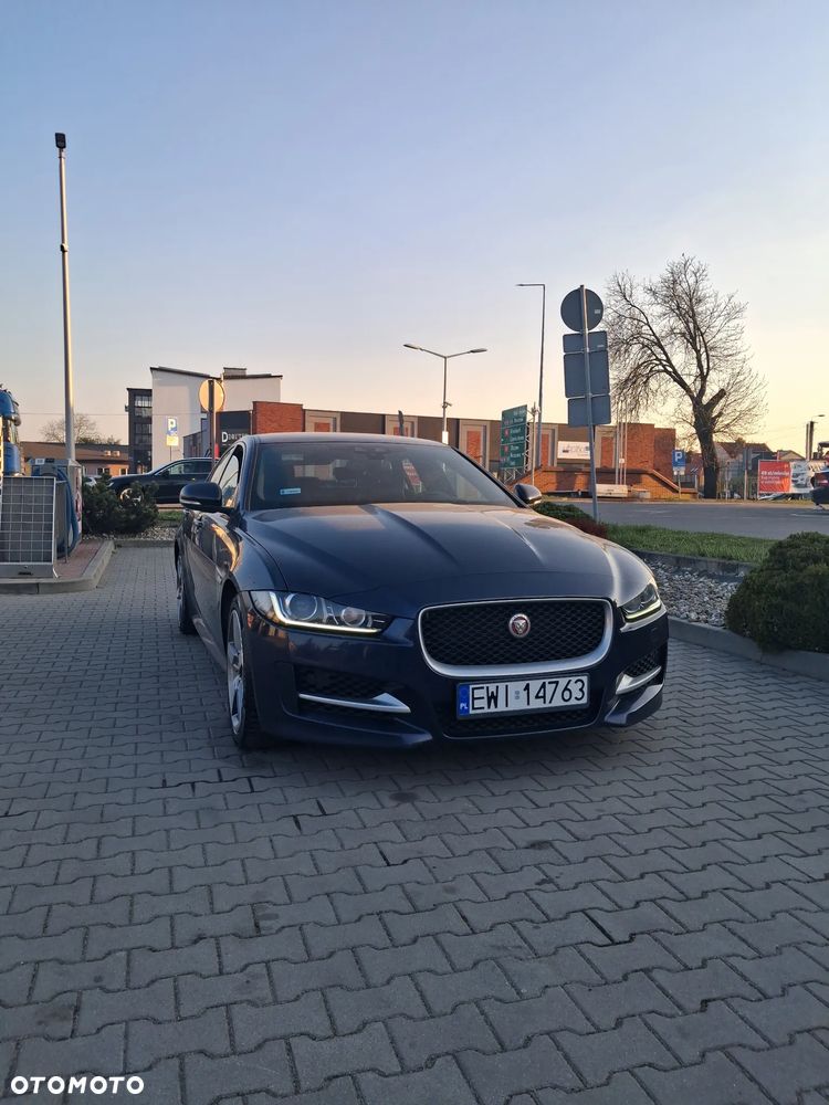 Jaguar XE 2.0 T R-Sport - 4