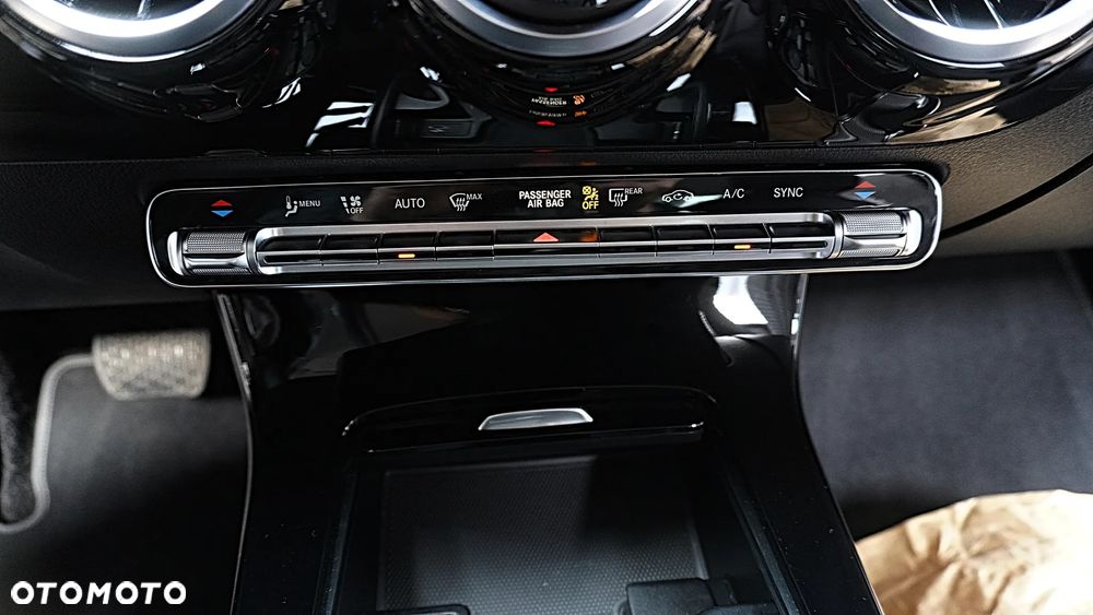 Mercedes-Benz CLA 200 7G-DCT - 25