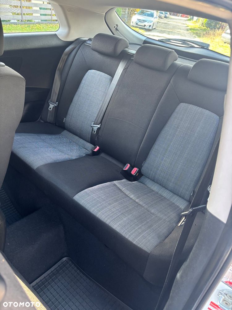 Kia Ceed - 11