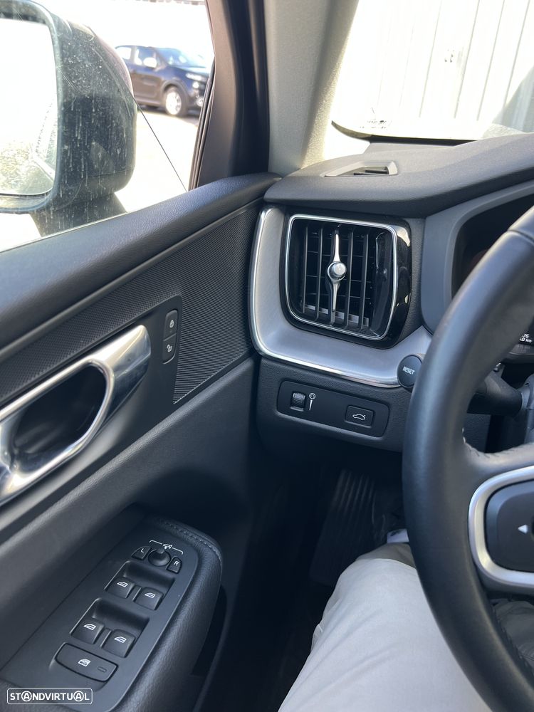 Volvo XC 40 D4 AWD Geartronic Momentum - 4