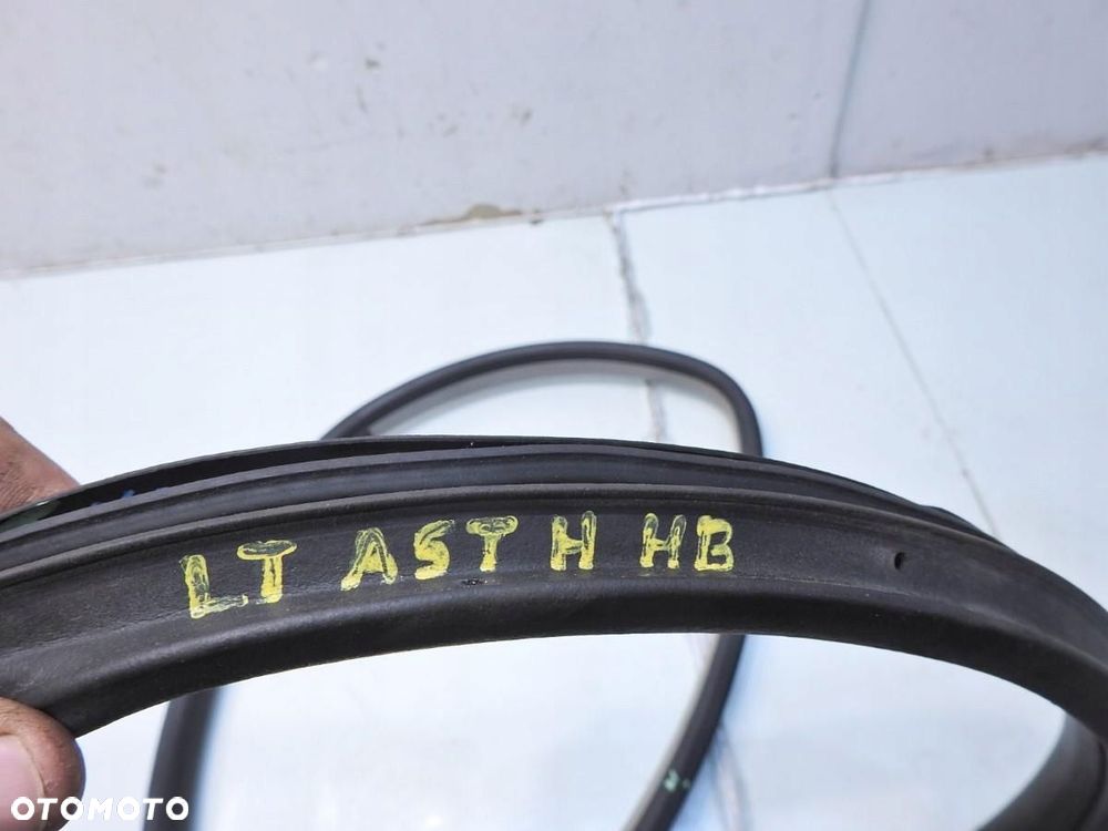 USZCZELKA DRZWI LEWY TYŁ OPEL ASTRA III H HB 360574169 - 2