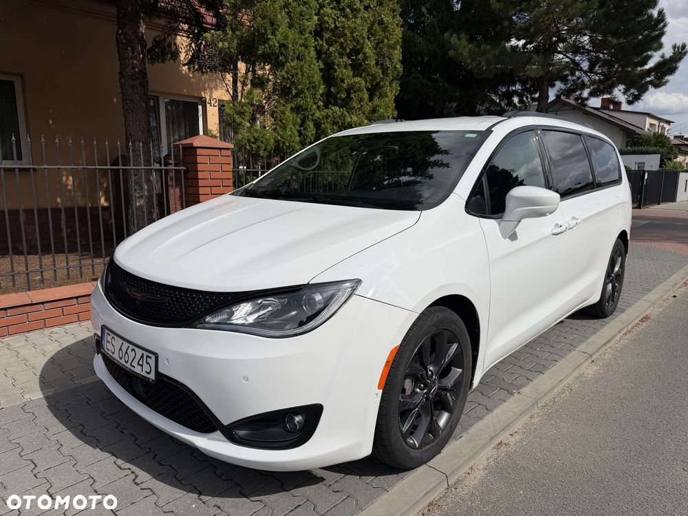 Chrysler Pacifica - 1