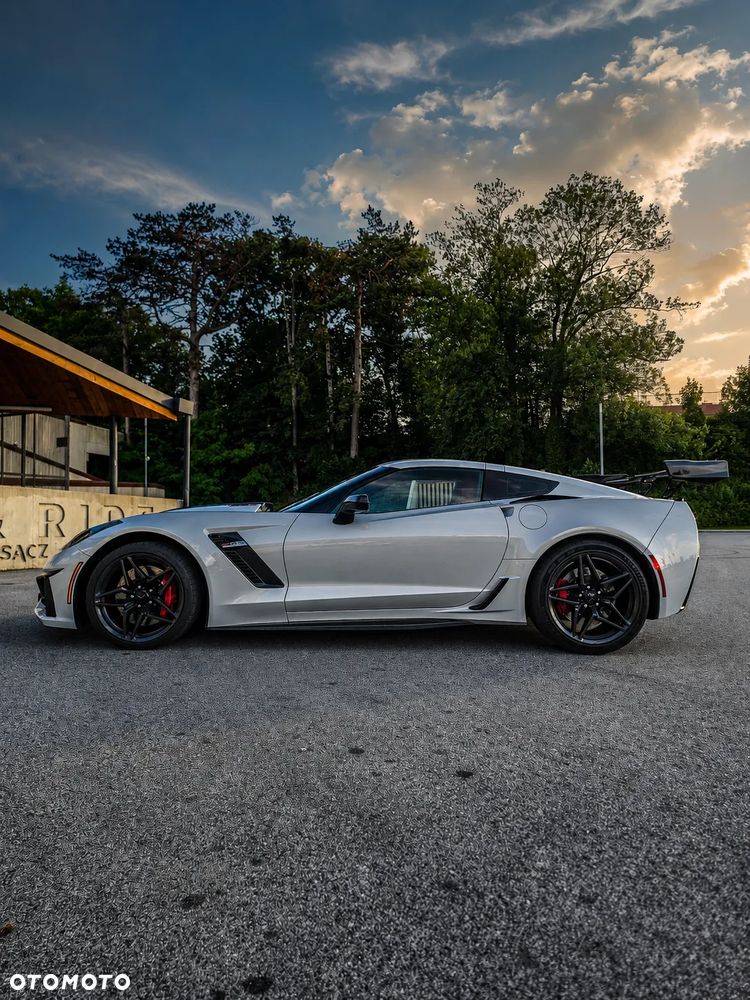Chevrolet Corvette - 12