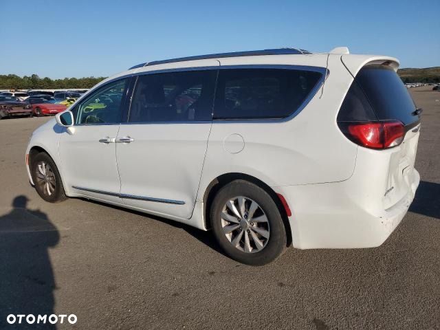 Chrysler Pacifica - 4