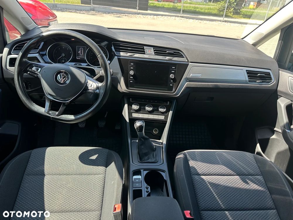 Volkswagen Touran - 11