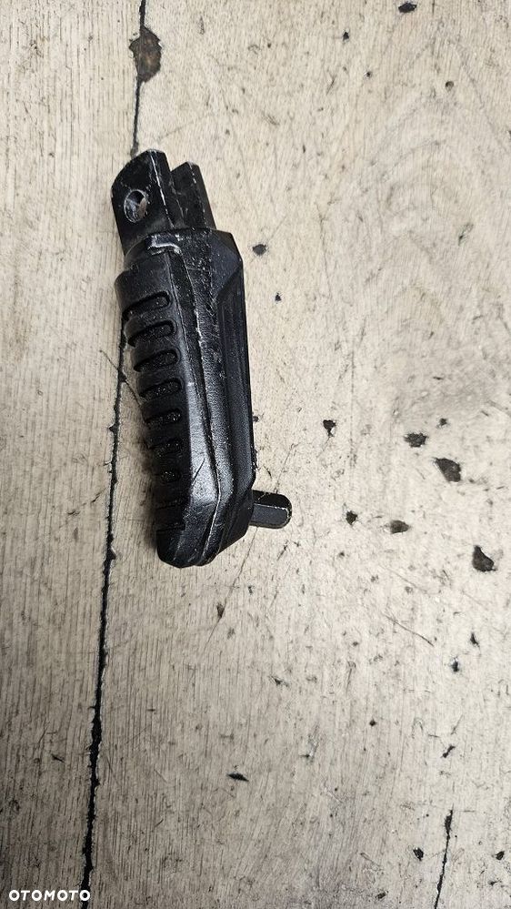 Podnóżek Suzuki GSX 1400 - 9