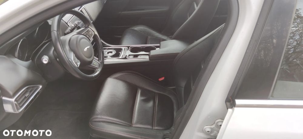 Jaguar XE 2.0 D R-Sport - 22
