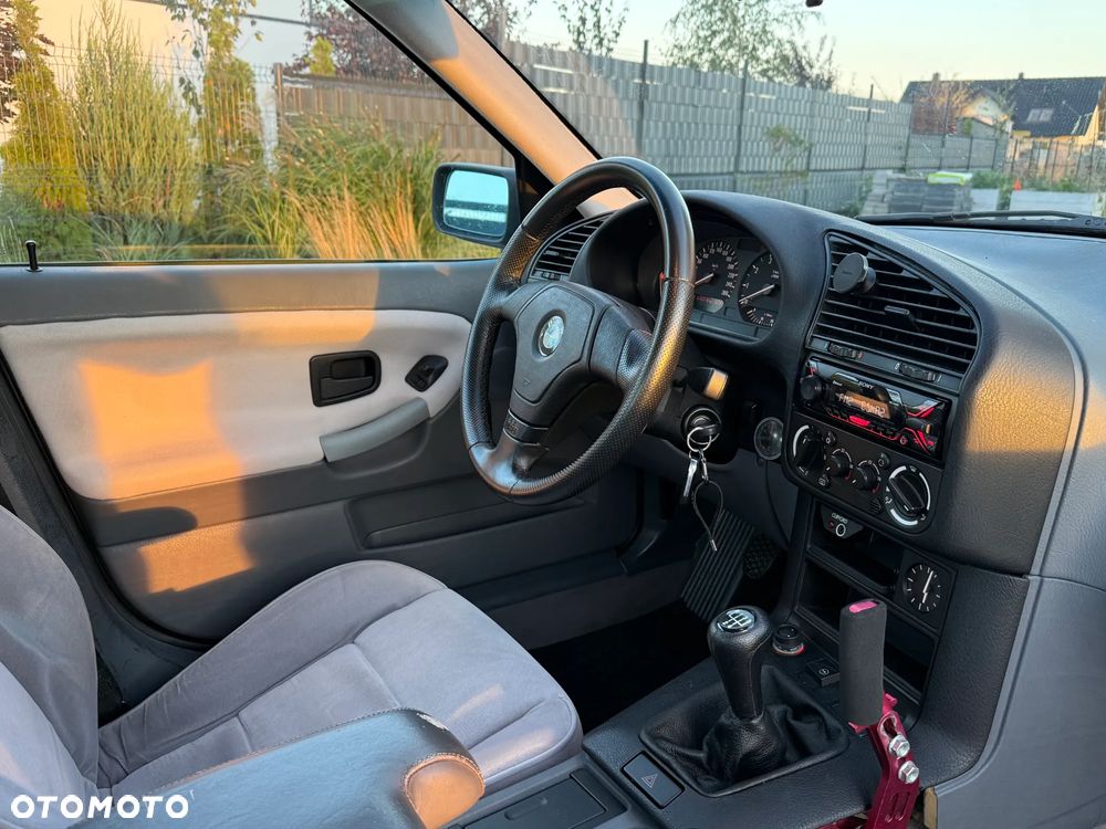 BMW Seria 3 320i - 5