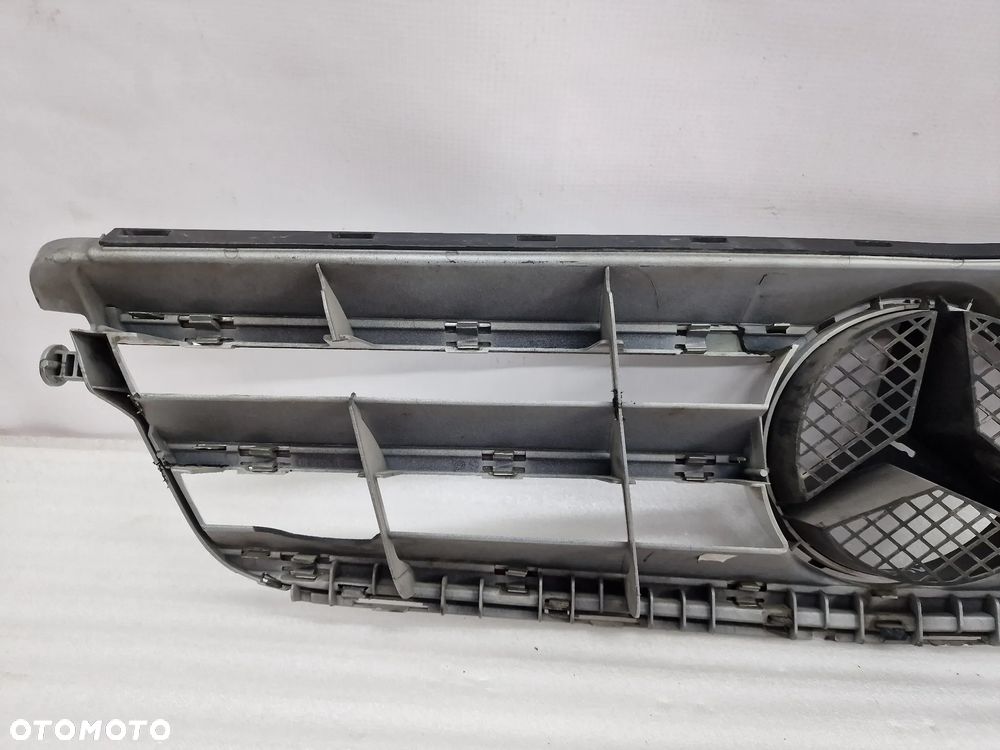 MERCEDES W204 C-KLASSA LIFT 11- ATRAPA / GRILL PRZEDNI PRZÓD , NR A2048800023 , NR AUKCJI GL144 - 22