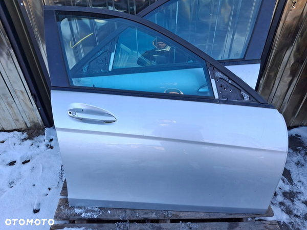 MERCEDES W204 LIFT DRZWI PRAWY PRZÓD 775 W KOLOR KOMPLETNE