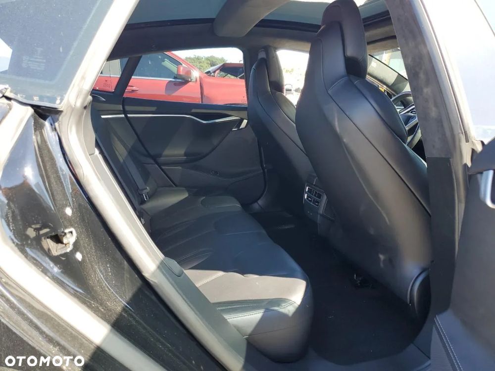 Tesla Model S - 10