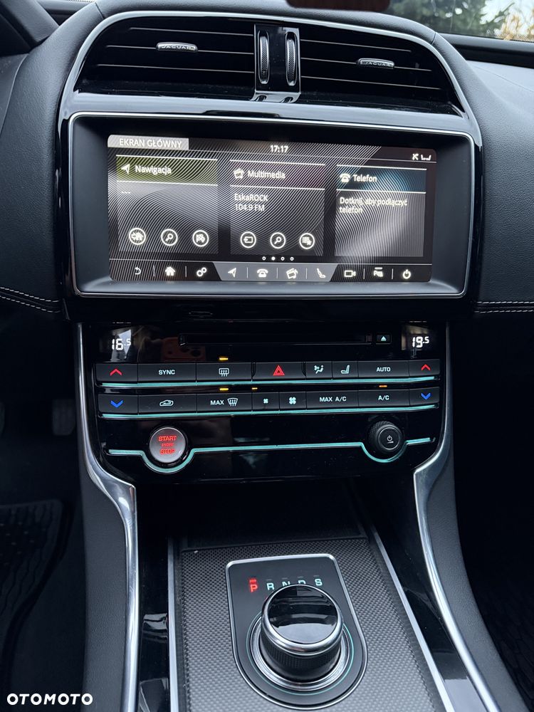 Jaguar XE - 12