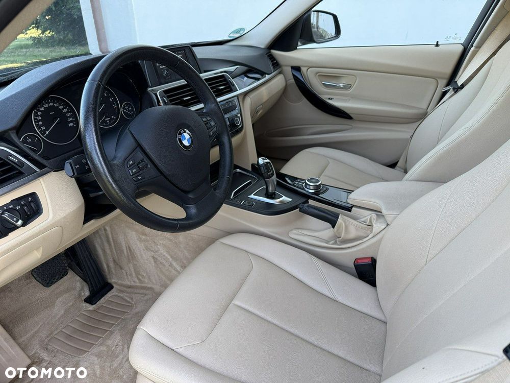 BMW Seria 3 320i Luxury Line - 32