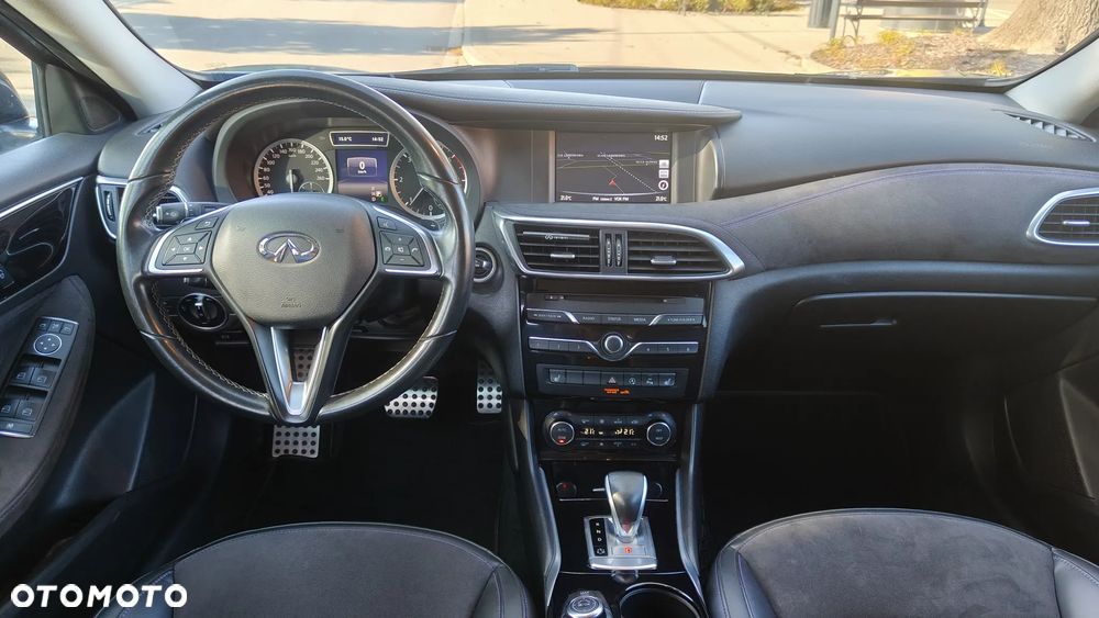 Infiniti Q30 1.5d DCT Premium City Black - 25