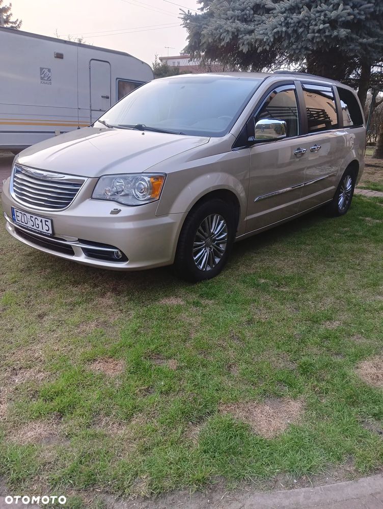 Chrysler Town & Country 3.6 Limited - 13