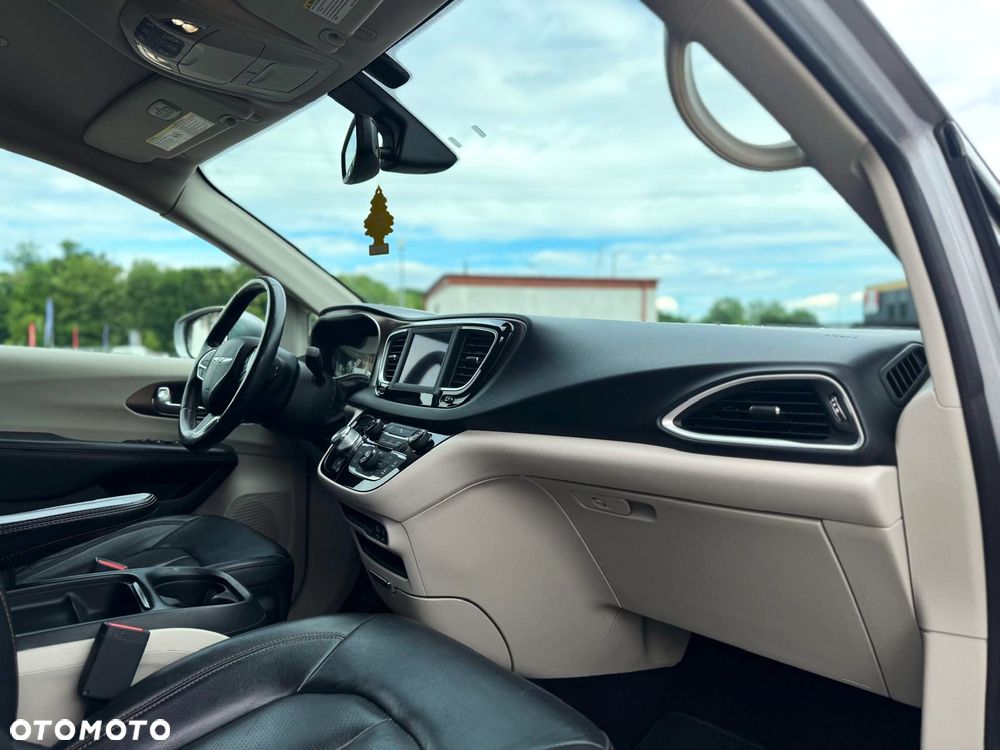 Chrysler Pacifica - 30