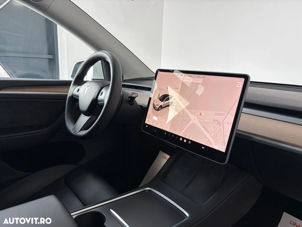 Tesla Model Y - 8