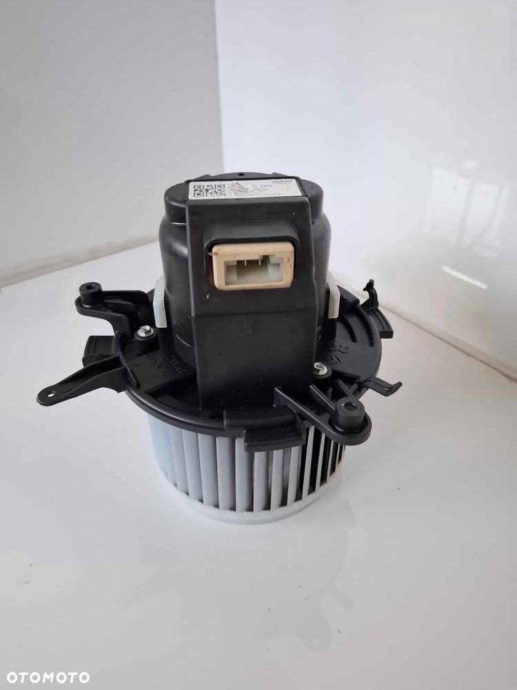 SILNICZEK WENTYLATOR DMUCHAWY NAWIEWU PEUGEOT 3008 II 16- - 1