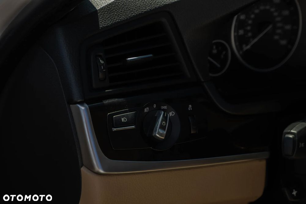 BMW Seria 5 535i xDrive Sport-Aut - 34