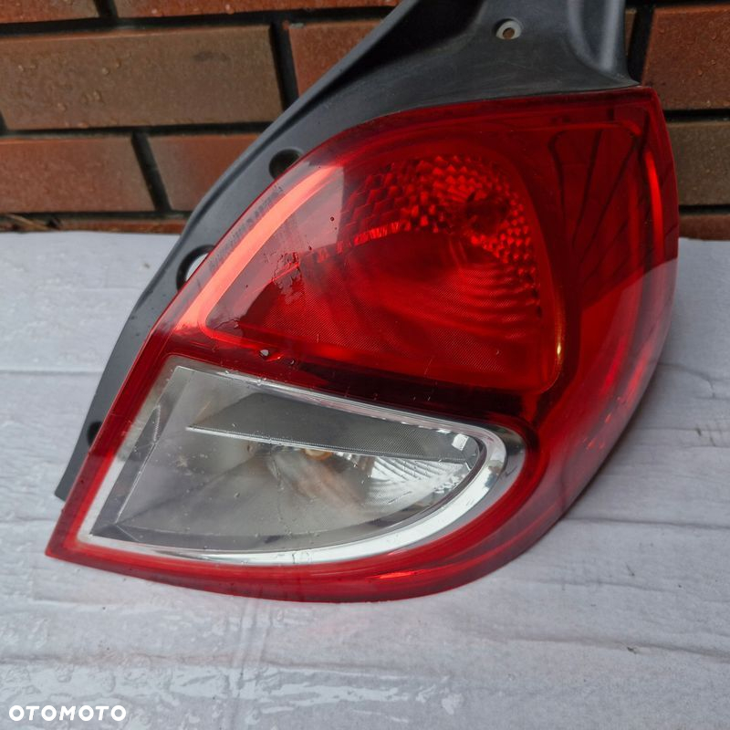 Renault Clio III HB lift TYLNA LAMPA PRAWA prawy tył pasażera 8200886946 - 2