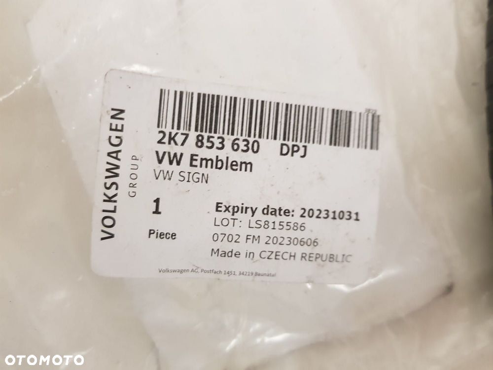 TYLNY NOWY ZNACZEK W KLAPĘ EMBLEMAT VW CADDY V 5 2K7 21-24r ORYGINALNY 2K7853630 DPJ - 3