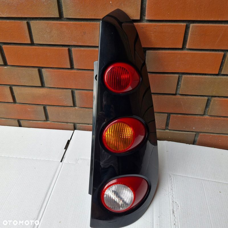LAMPA TYLNA PRAWA SMART FORFOUR I A4548201164 MN9022570 HATCHBACK - 2