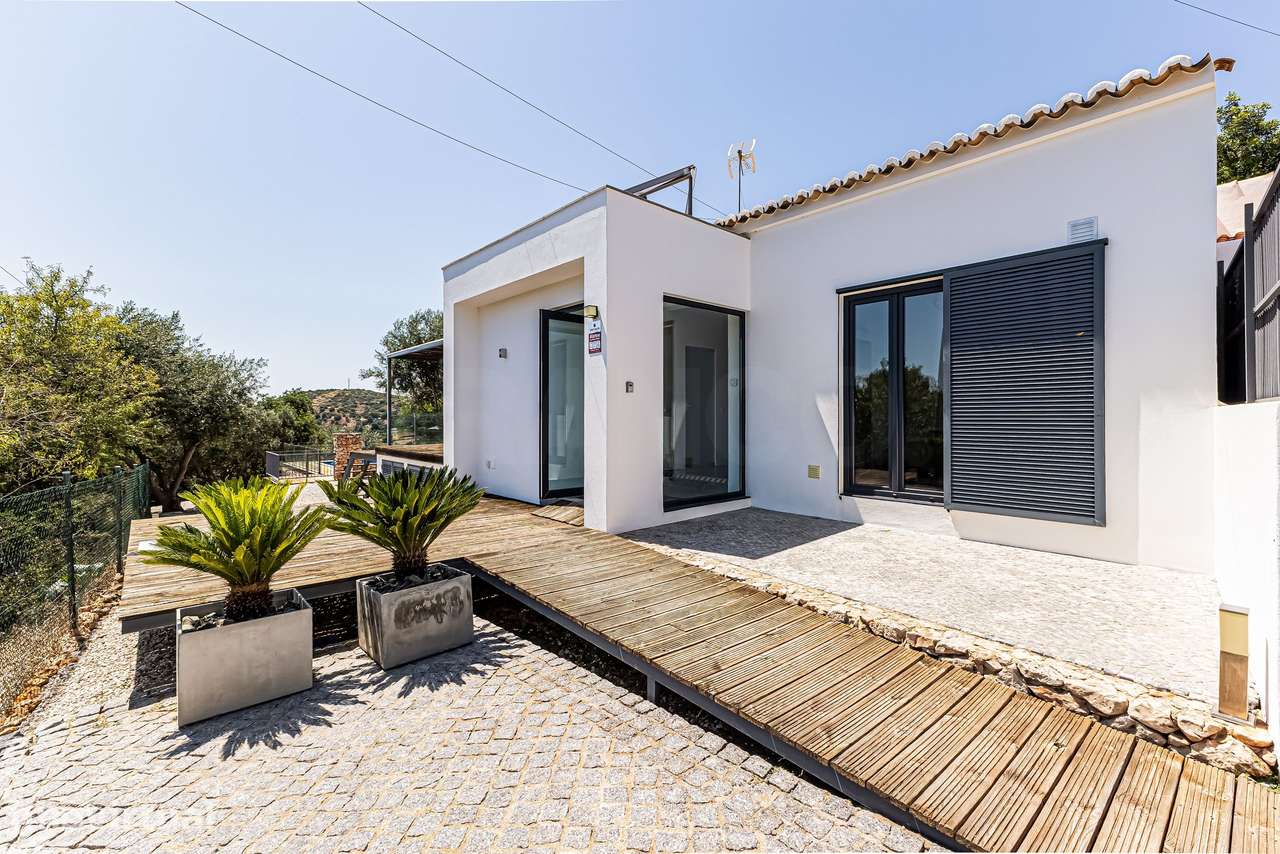 Villa T4 contemporânea à beira do rio no coração do Algarve - Grande imagem: 3/52