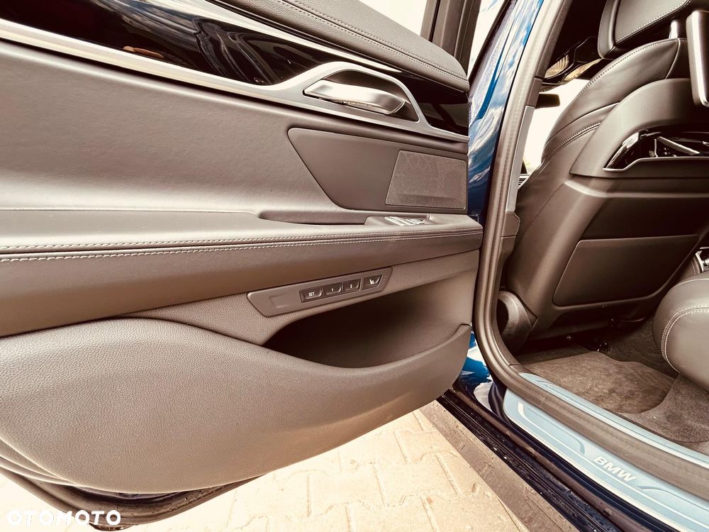 BMW Seria 7 730d xDrive mHEV - 23